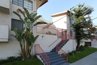 Desoto Pines in Canoga Park, CA - Foto de edificio - Building Photo