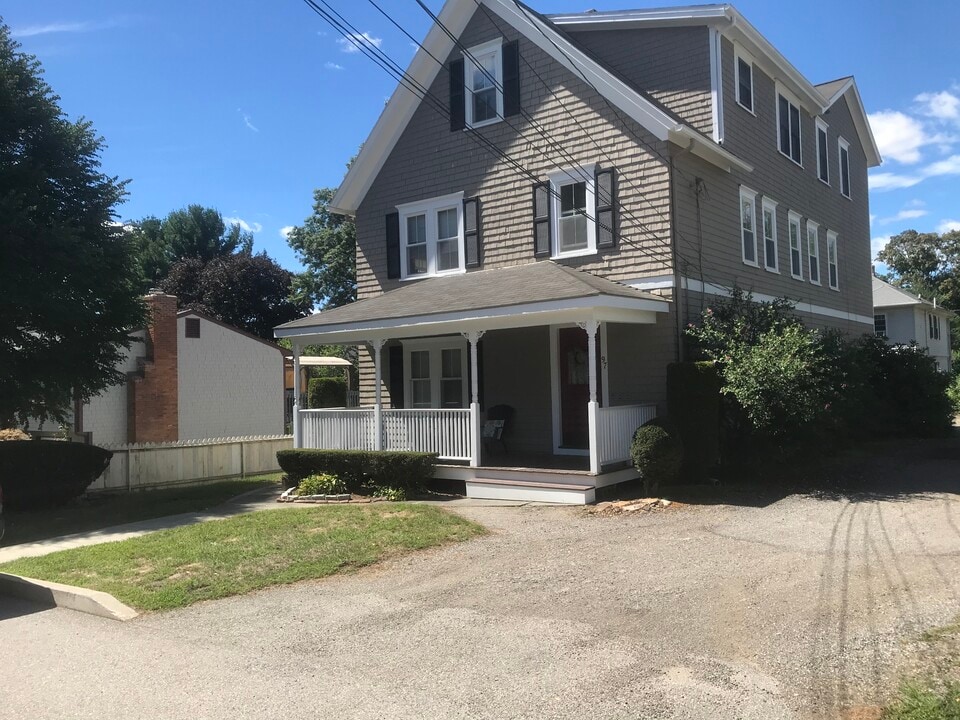 97 Mawney St, Unit 2 in East Greenwich, RI - Foto de edificio