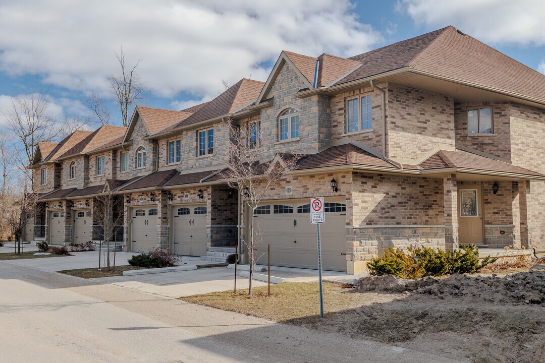 714 Townhouses in Guelph, ON - Building Photo