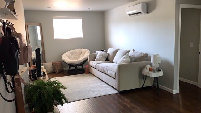 19725 Hiawatha St in Chatsworth, CA - Foto de edificio - Building Photo