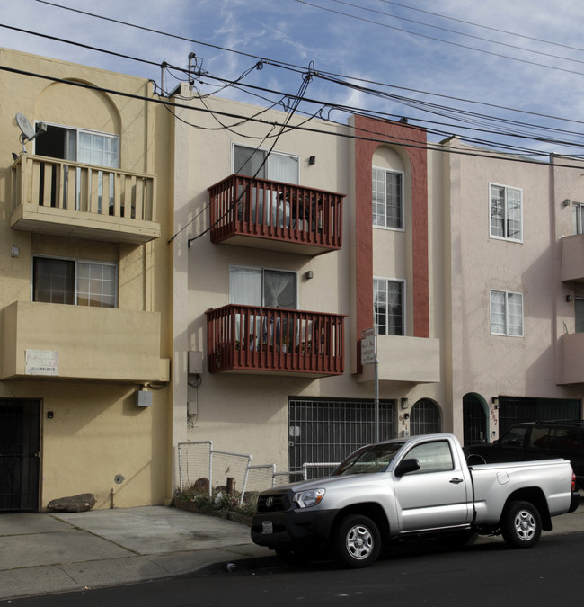 681 Villa St in Daly City, CA - Foto de edificio - Building Photo