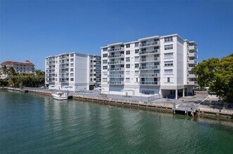 10000 W Bay Harbor Dr in Bay Harbor Islands, FL - Building Photo - Building Photo