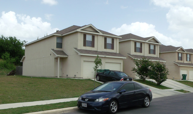 10814 Mathom Lndg in Universal City, TX - Foto de edificio - Building Photo