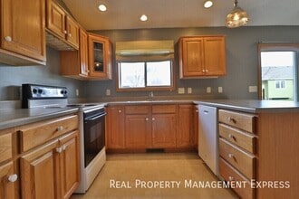 3 Bed 2 Bath home with Double Garage in Sioux Falls, SD - Building Photo - Building Photo