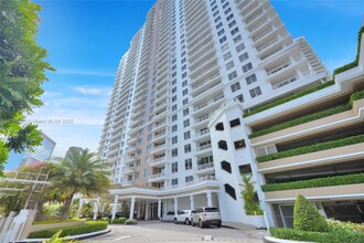 801 Brickell Key Blvd in Miami, FL - Foto de edificio - Building Photo