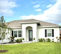 1719 SW Bradway Ln in Port St. Lucie, FL - Foto de edificio - Building Photo