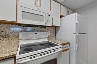 2212 Grand Cayman Ct in Kissimmee, FL - Building Photo - Building Photo
