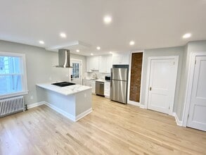 11 Lagrange Ave, Unit 1 in Arlington, NY - Building Photo - Building Photo
