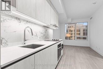 8 Wellesley St W in Toronto, ON - Building Photo - Building Photo