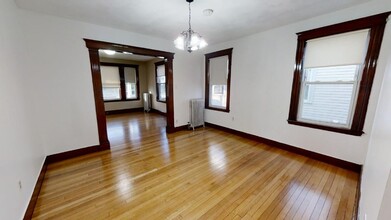 306 Fellsway W-Unit -1 in Medford, MA - Foto de edificio - Building Photo