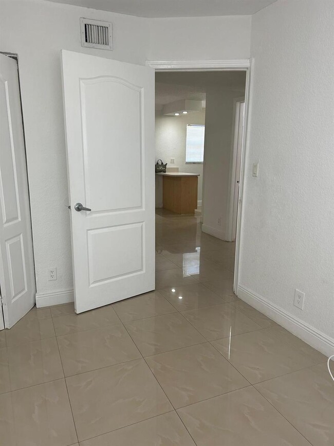 110 SE 2nd St, Unit 105 in Hallandale Beach, FL - Building Photo - Building Photo