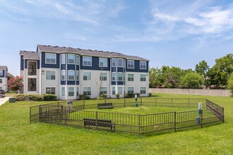 Towne West in Houston, TX - Foto de edificio - Building Photo