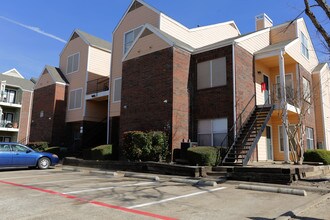 Waterchase Apartments in Dallas, TX - Foto de edificio - Building Photo