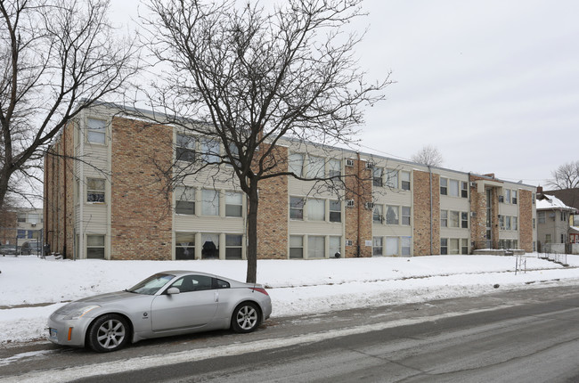 Twin Place Apartments in Minneapolis, MN - Building Photo - Building Photo