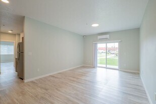 13001 S Crompton Lane in Molalla, OR - Building Photo