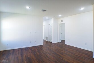 3309 Armstrong Ct in Ft. Myers, FL - Foto de edificio - Building Photo