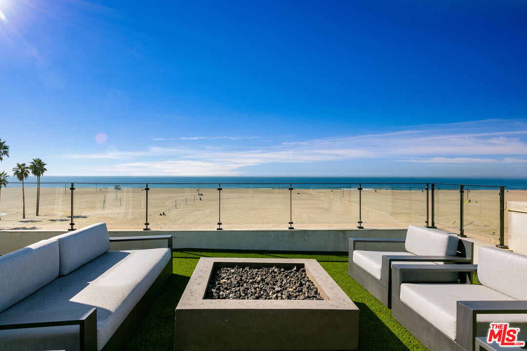 109 Ocean Front Walk in Los Angeles, CA - Building Photo