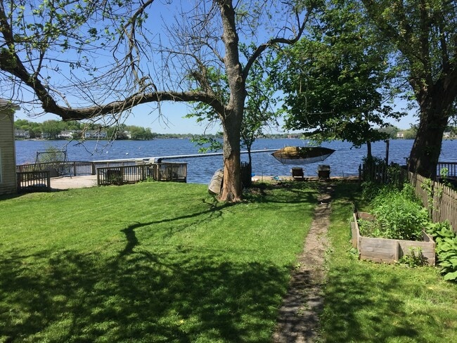 703 Lake Shore Dr in Wauconda, IL - Building Photo - Building Photo