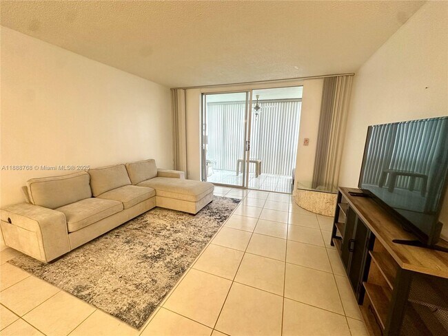 301 NE 14th Ave in Hallandale Beach, FL - Building Photo - Building Photo