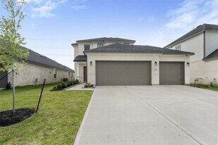 3303 Falling Brk Dr in Baytown, TX - Building Photo