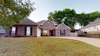 1067 E Poplar St in Prattville, AL - Building Photo