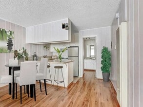 7055 Alabama Ave in Canoga Park, CA - Foto de edificio - Building Photo