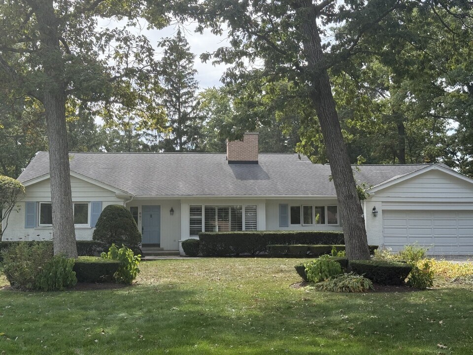 687 Linden Ave in Lake Forest, IL - Building Photo