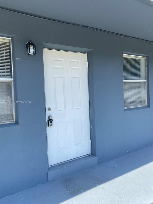 413 Phippen Waiters Rd in Dania Beach, FL - Building Photo - Building Photo