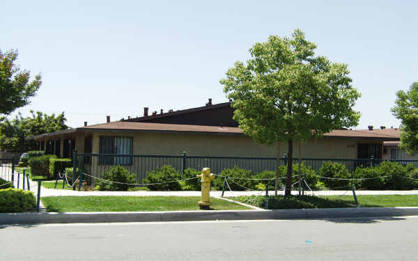 1339 W Stoneridge Ct in Ontario, CA - Foto de edificio - Building Photo