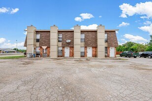 302 N Race St in Everman, TX - Building Photo