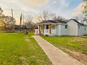 166 Sycamore Dr in Richwood, TX - Building Photo - Building Photo