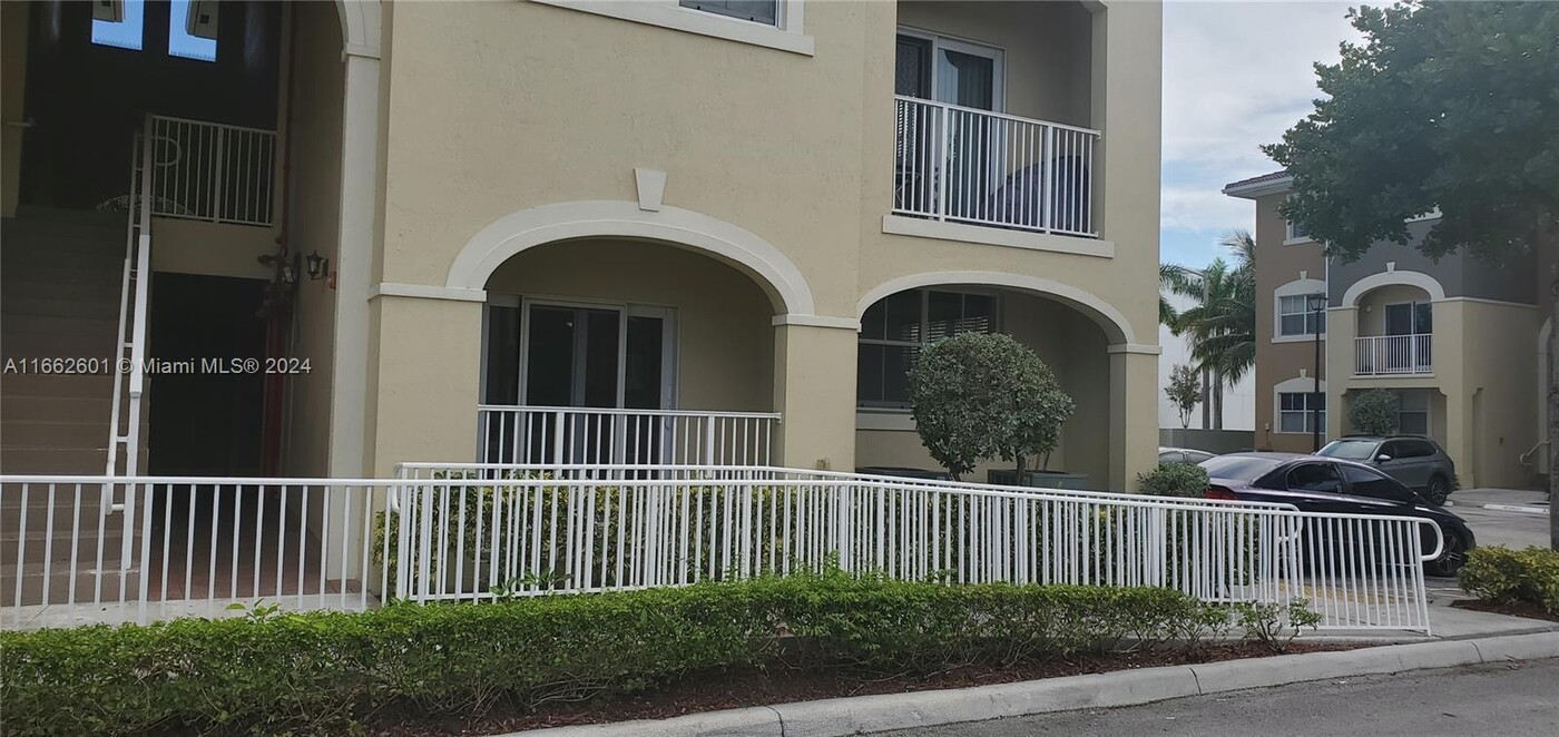 8833 NW 107th Ct, Unit 104 in Doral, FL - Foto de edificio