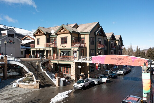 875 Main St