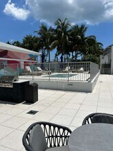 1775 Polk St, Unit 1017 in Hollywood, FL - Foto de edificio - Building Photo