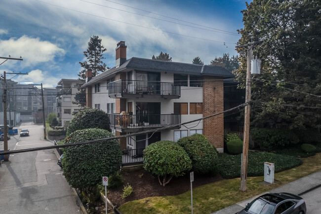 Regal Manor in New Westminster, BC - Building Photo - Building Photo