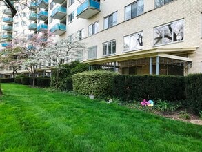 10201 Grosvenor Pl, Unit 103 in Rockville, MD - Building Photo - Building Photo