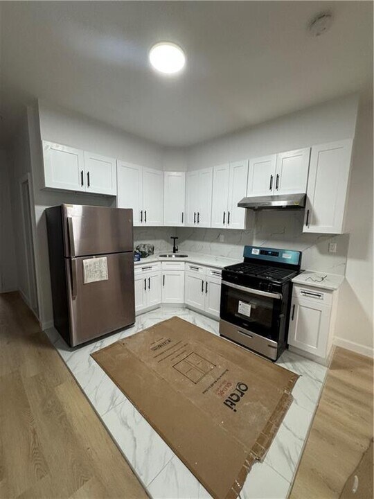 374 Miller Ave in Brooklyn, NY - Building Photo