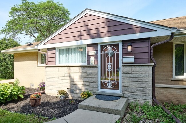 1226 Longmeadow Dr in Glenview, IL - Building Photo - Building Photo