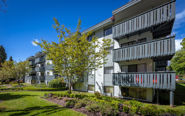 Terrace Green Apartments in Victoria, BC - Building Photo - Building Photo