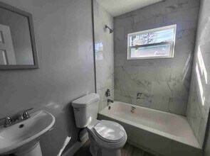 1607 Ave O, Unit B in Fort Pierce, FL - Building Photo - Building Photo