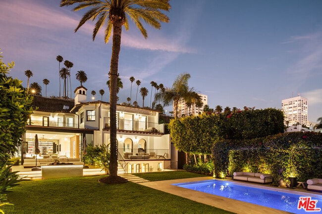 972 Palisades Beach Rd in Santa Monica, CA - Building Photo - Building Photo