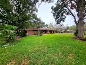 706 Maple St in Sweeny, TX - Building Photo - Building Photo