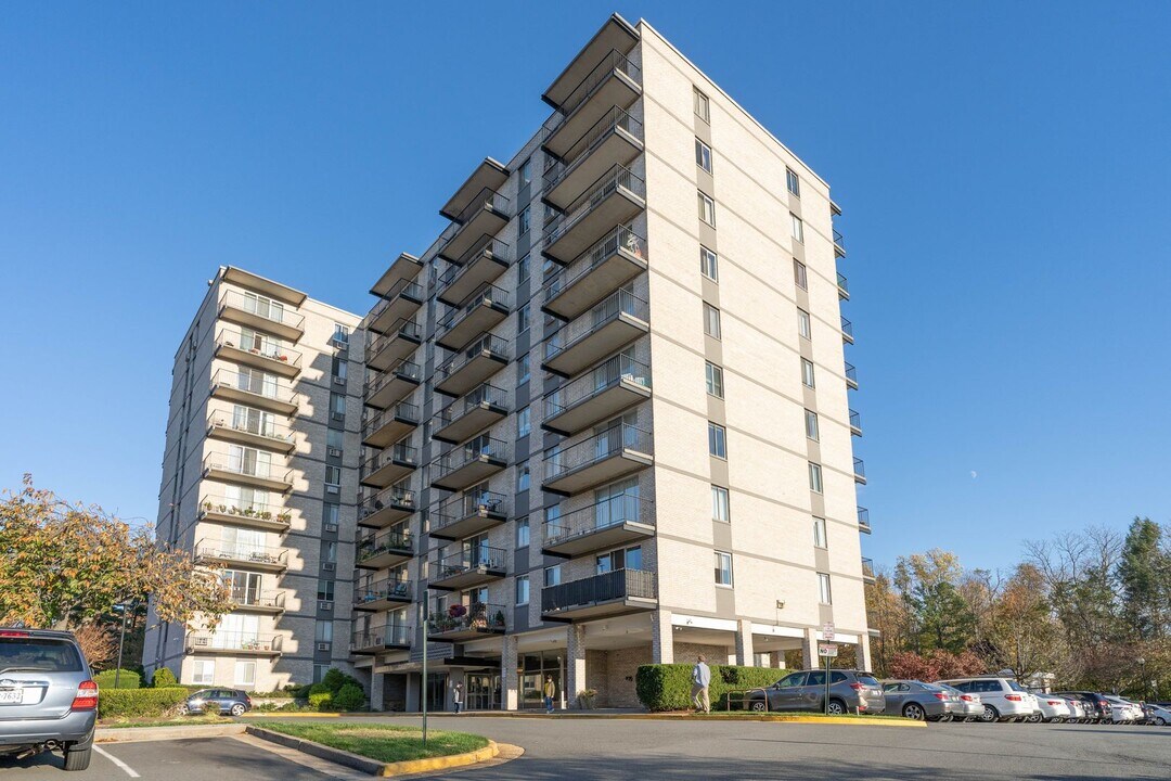 3245 Rio Dr in Falls Church, VA - Building Photo