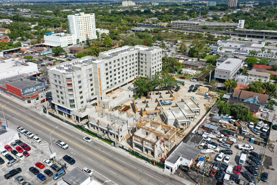 Wenski Groves in Miami, FL - Building Photo