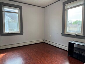 39 Crescent Pl in Middletown, NY - Building Photo - Building Photo