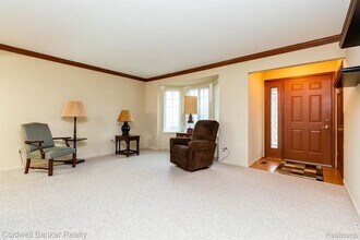 235 Meadow Lane Cir in Rochester Hills, MI - Foto de edificio - Building Photo
