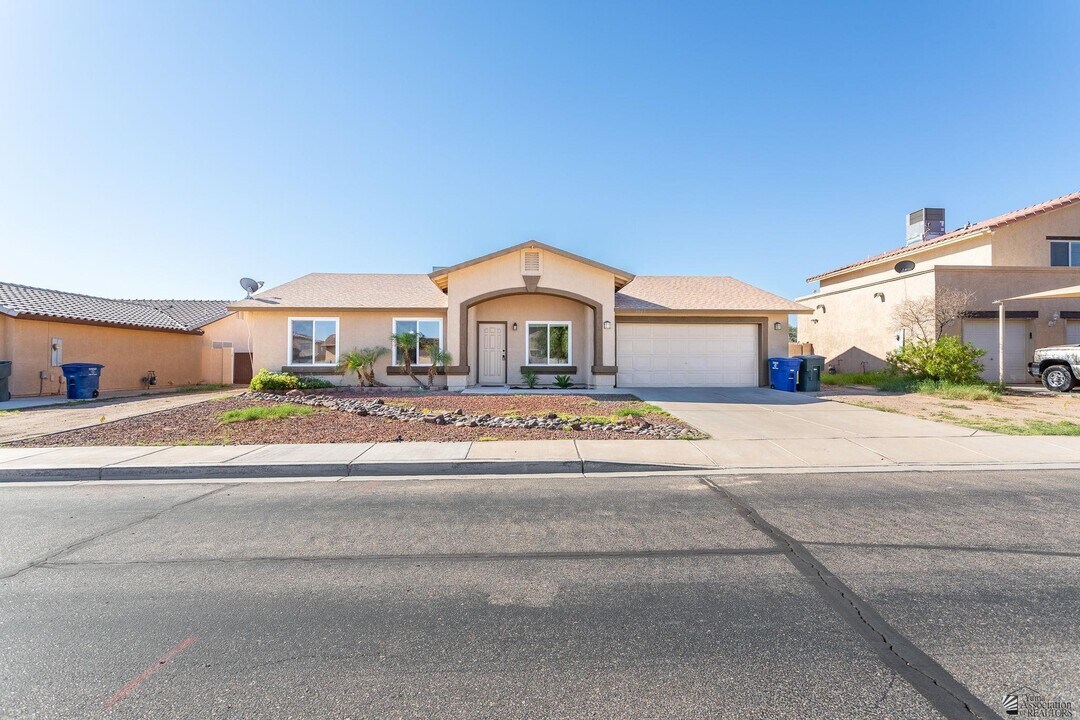 8807 E 26th St in Yuma, AZ - Building Photo