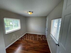 1551 N Hanley Rd in University City, MO - Building Photo - Building Photo