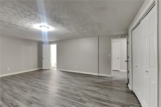 880 Burning Bush Dr in Loganville, GA - Building Photo - Building Photo