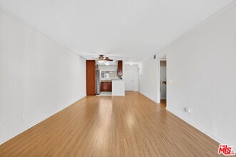 21450 Burbank Blvd in Los Angeles, CA - Building Photo - Building Photo